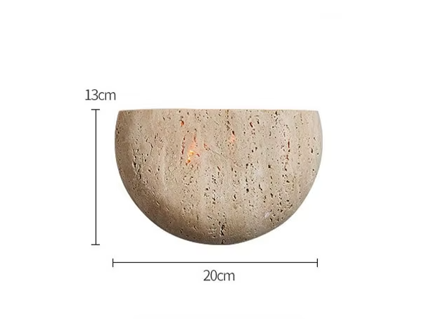Halvrund beige vägglampa i travertin med texturerad yta