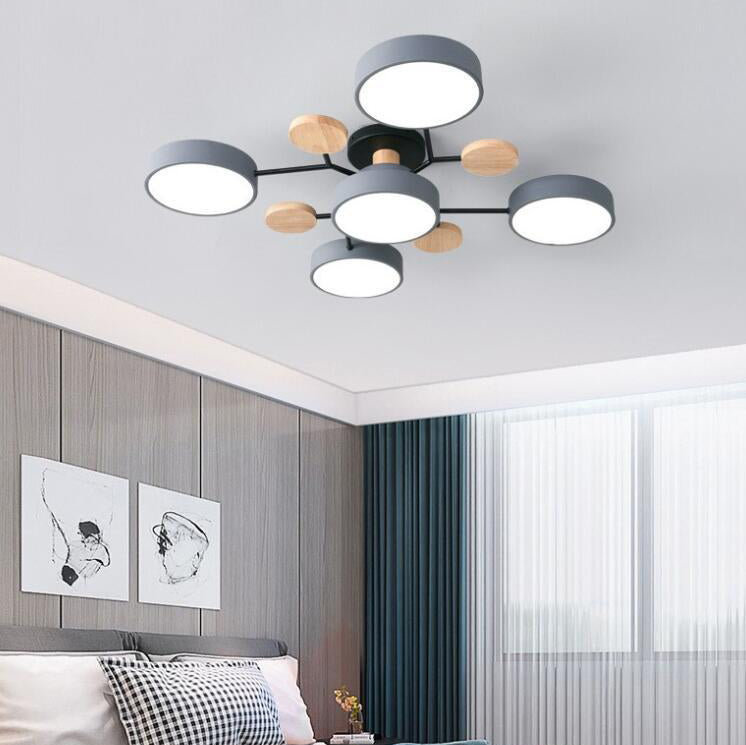 Rund LED-taklampa med grenformad stomme, runda skärmar och träeffektdetaljer