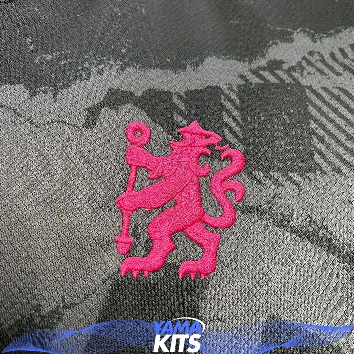Kortärmad Chelsea-fotbollströja med mörkt grafiskt mönster och färgdetaljer