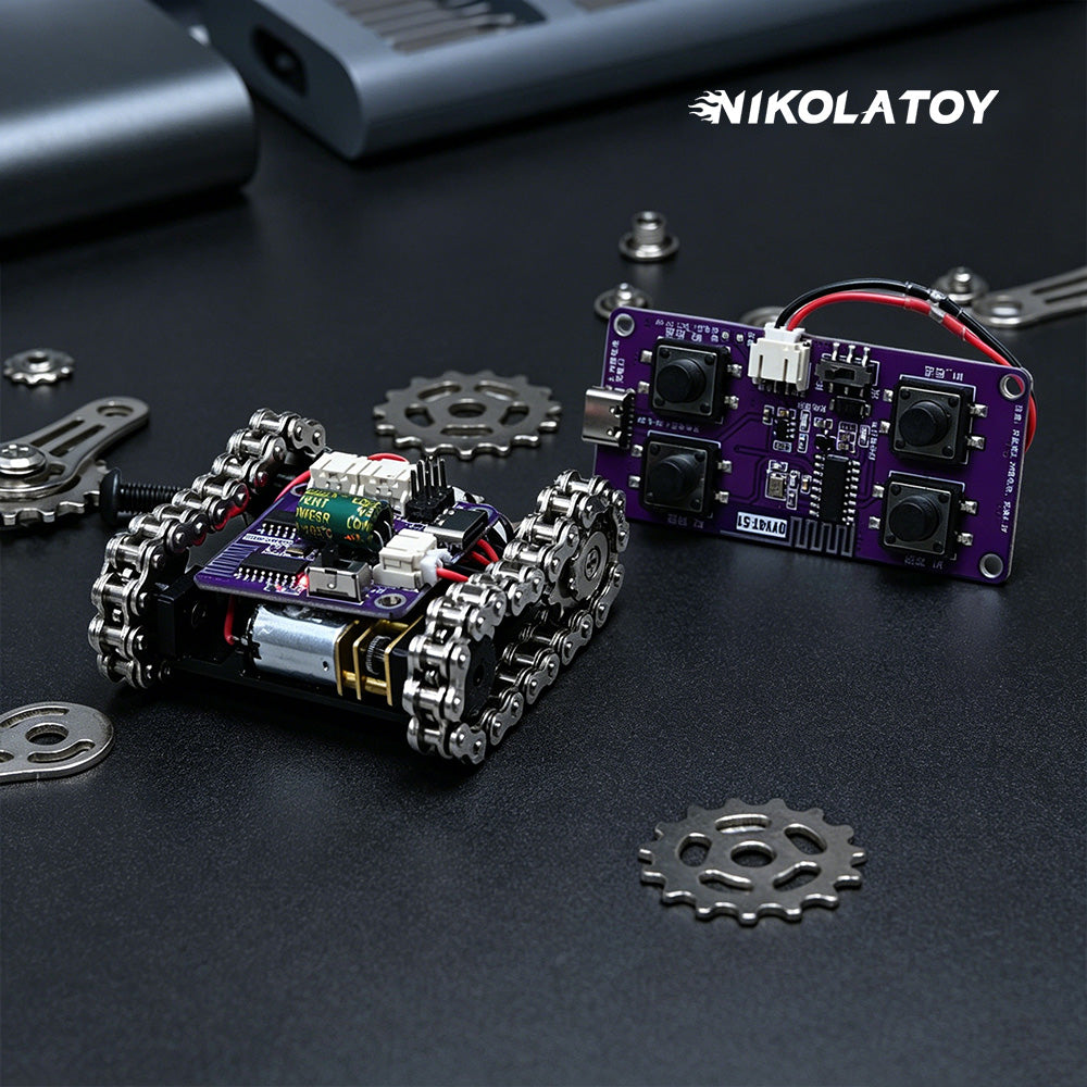 Kompakt programmerbar robotbandvagn med silverfärgade larvband och synligt elektronikstyrkort