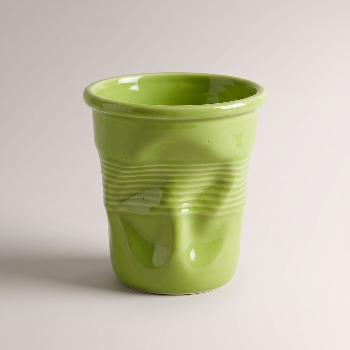 Keramisk mugg med räfflad yta och glaserad finish