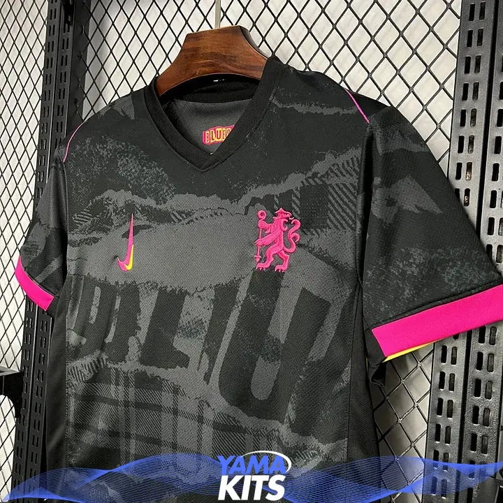 Kortärmad Chelsea-fotbollströja med mörkt grafiskt mönster och färgdetaljer