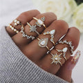 Dekorativ ring med romantiska smyckesdetaljer och varierade motiv