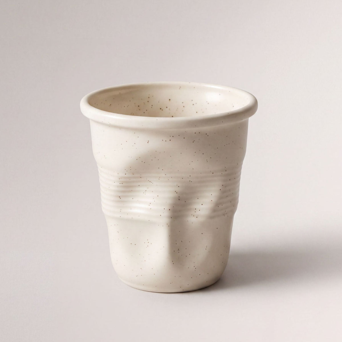 Keramisk mugg med räfflad yta och glaserad finish