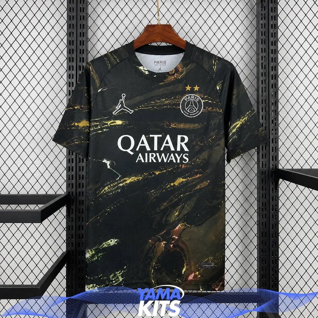 Svart Paris Saint-Germain-fotbollströja med guldmönster och korta ärmar