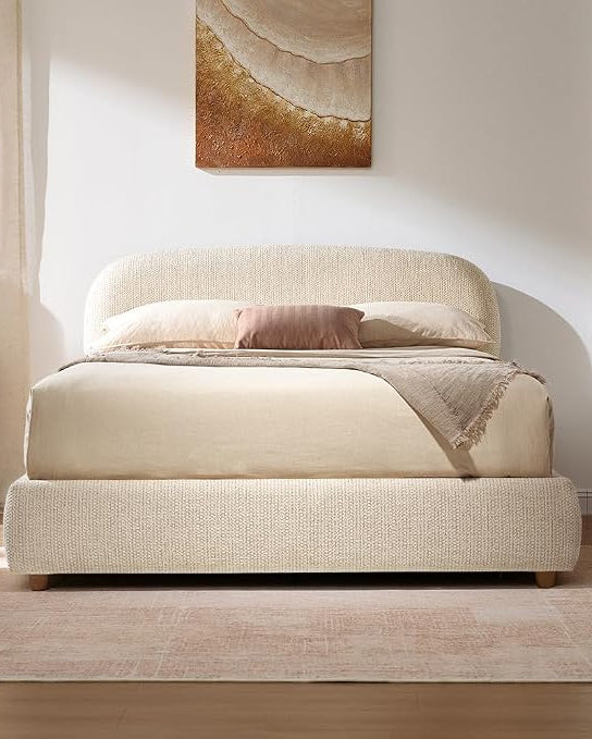 Beige queen-size sängram med stoppad huvudgavel och lyftbart förvaringsutrymme