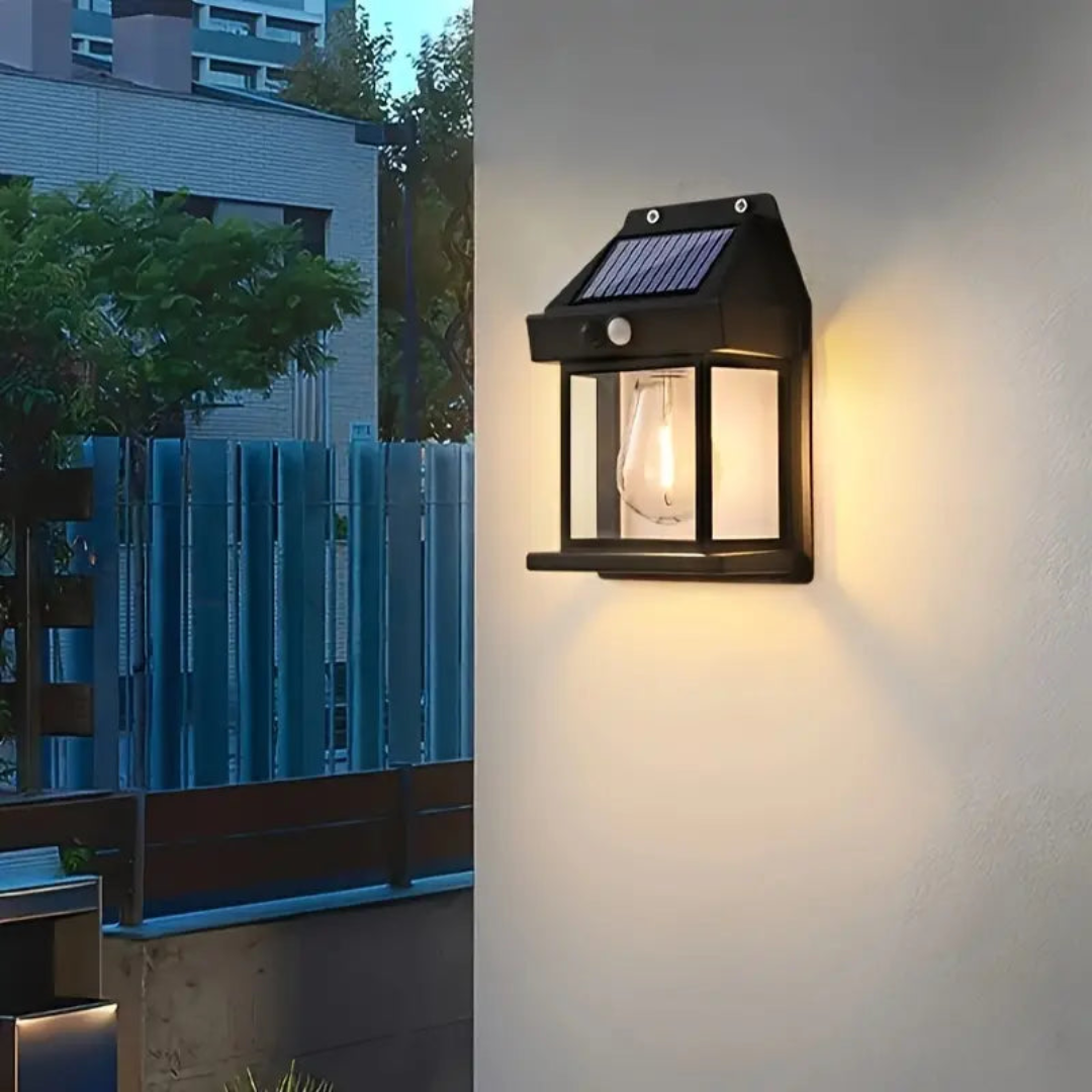 Väggmonterad solcellslampa med lykta, solpanel och sensor