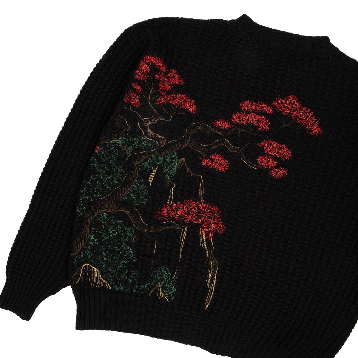 Svart stickad tröja med broderade fåglar och landskapsmotiv