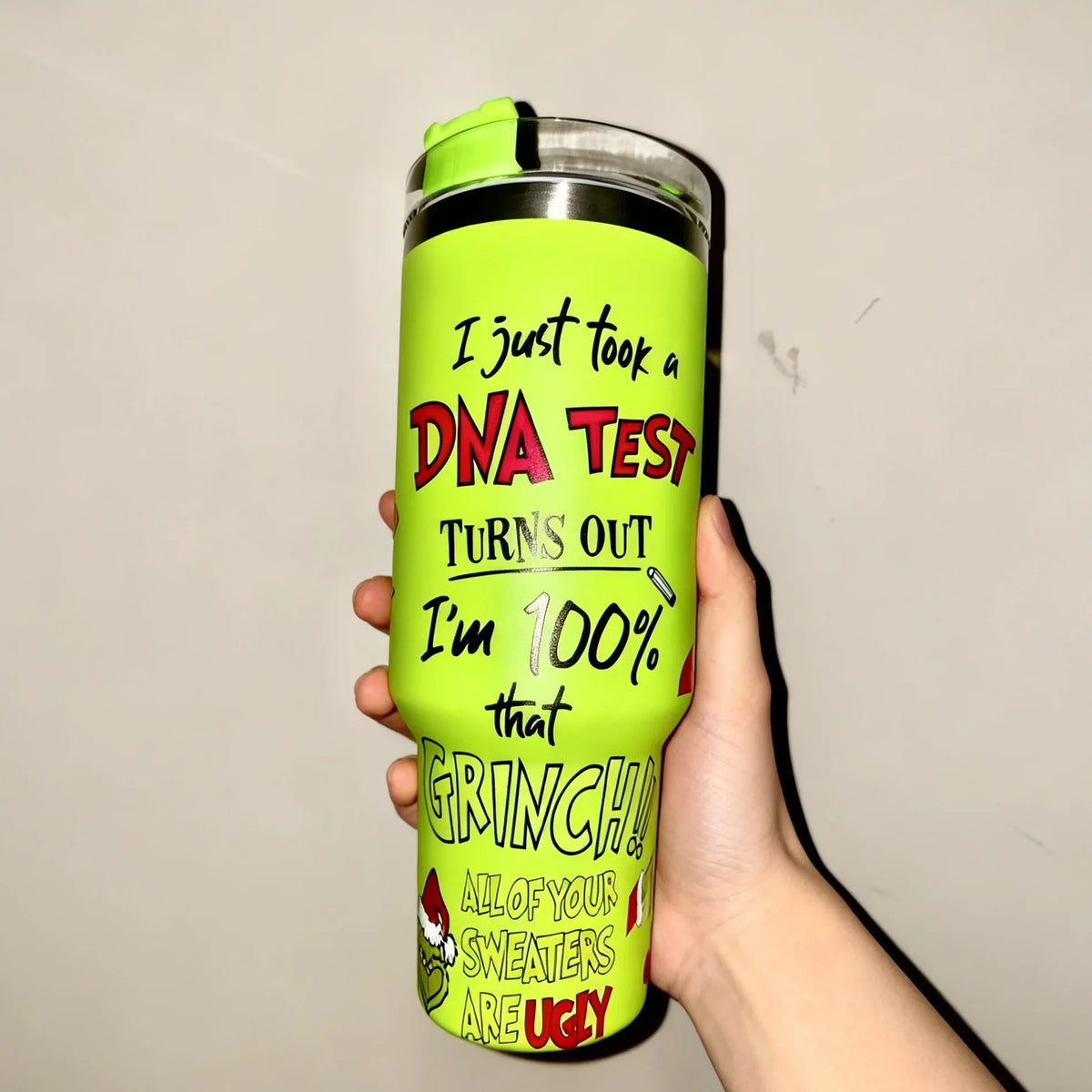 Grön termosmugg med Grinchmotiv, handtag och lock