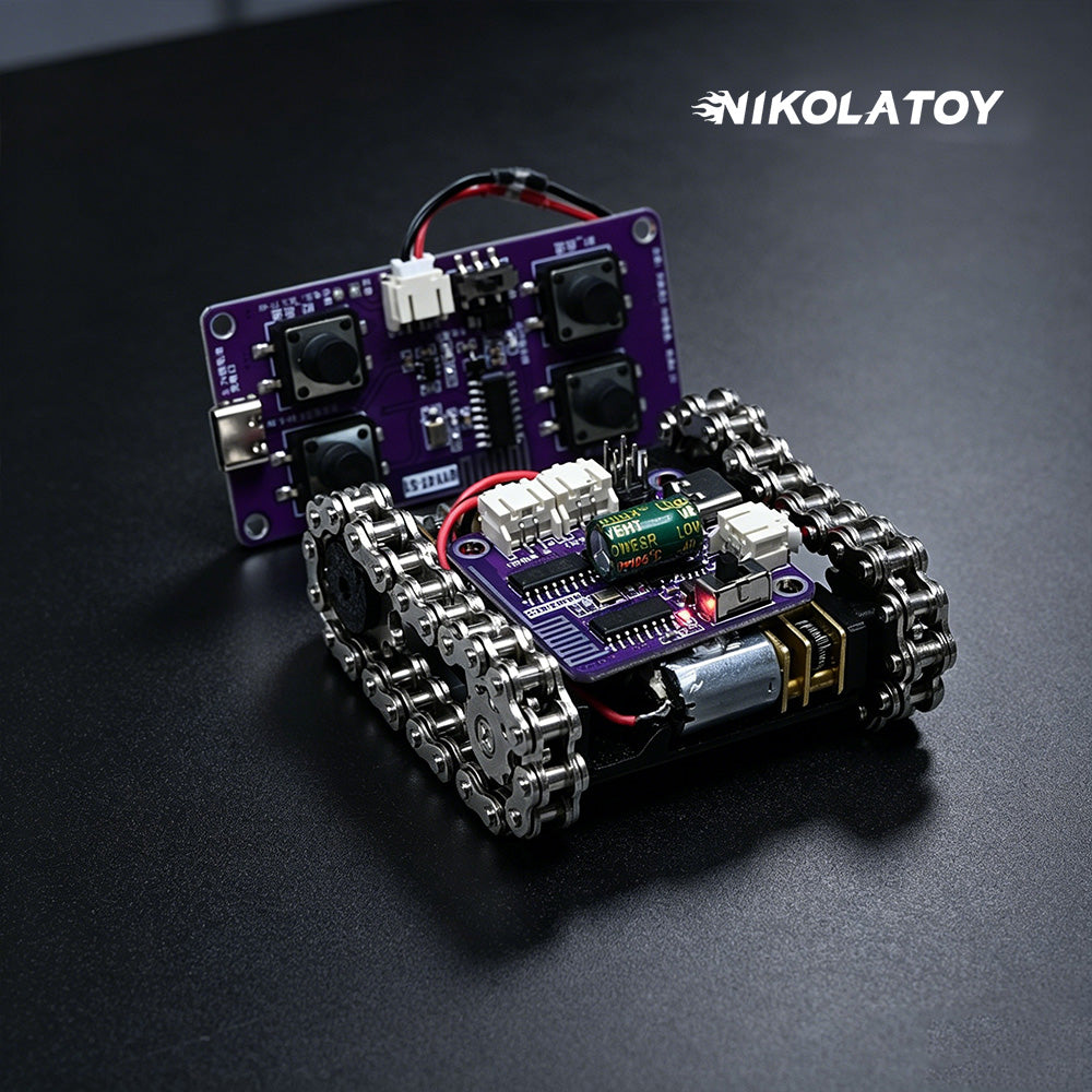 Kompakt programmerbar robotbandvagn med silverfärgade larvband och synligt elektronikstyrkort