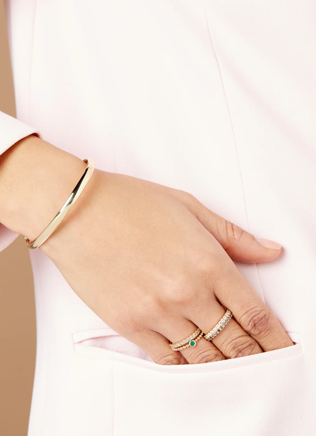 Guldfärgat armband med rund form och blank yta