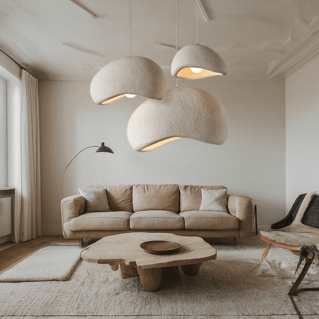 Takpendel med välvd skärm och synlig glödlampa över ett matbord