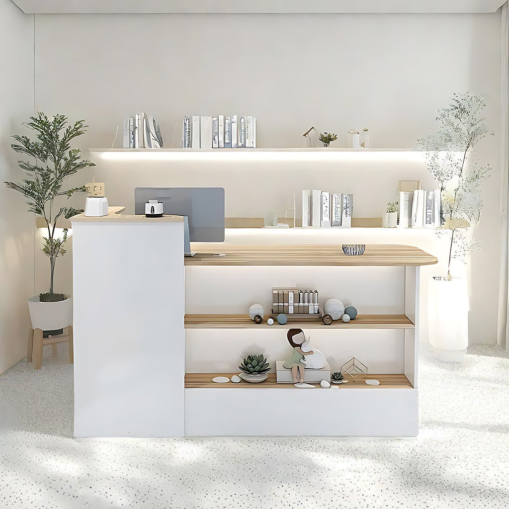 Modern receptiondesk med arbetsyta, öppna hyllor och hög sidodel