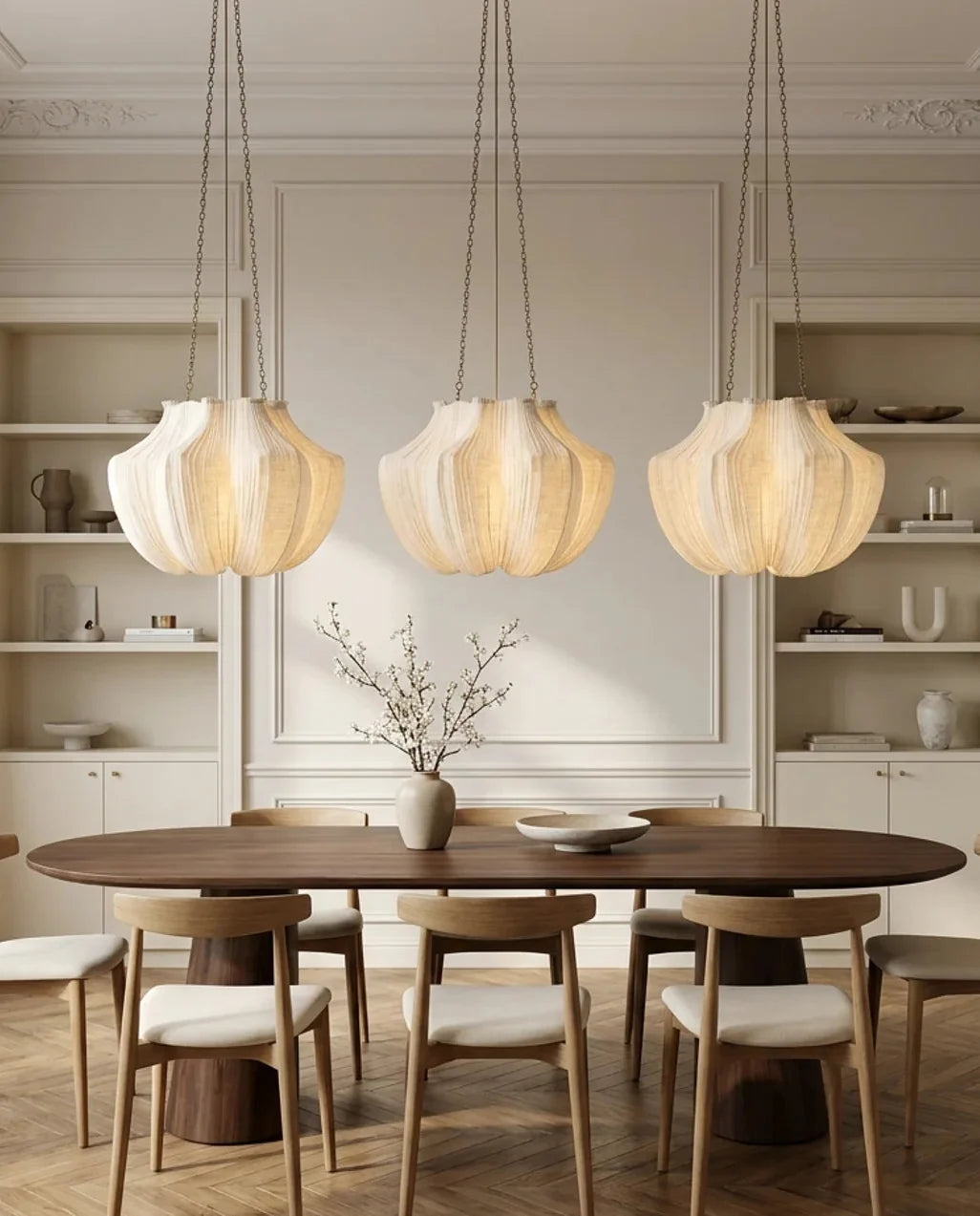 Beige taklampa med veckad rund skärm och kedjeupphängning