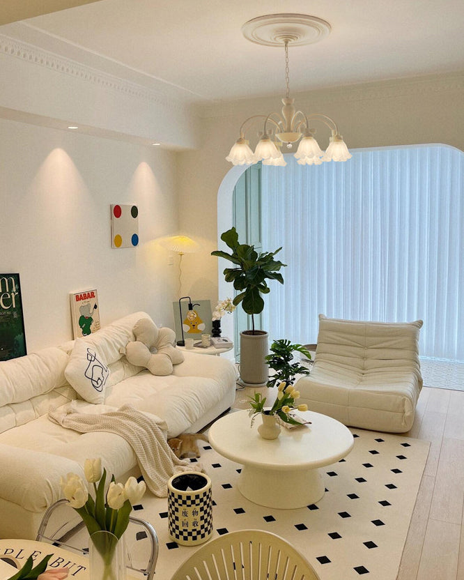 Vit dekorativ taklampa med blommiga glasskärmar och kedjeupphängning
