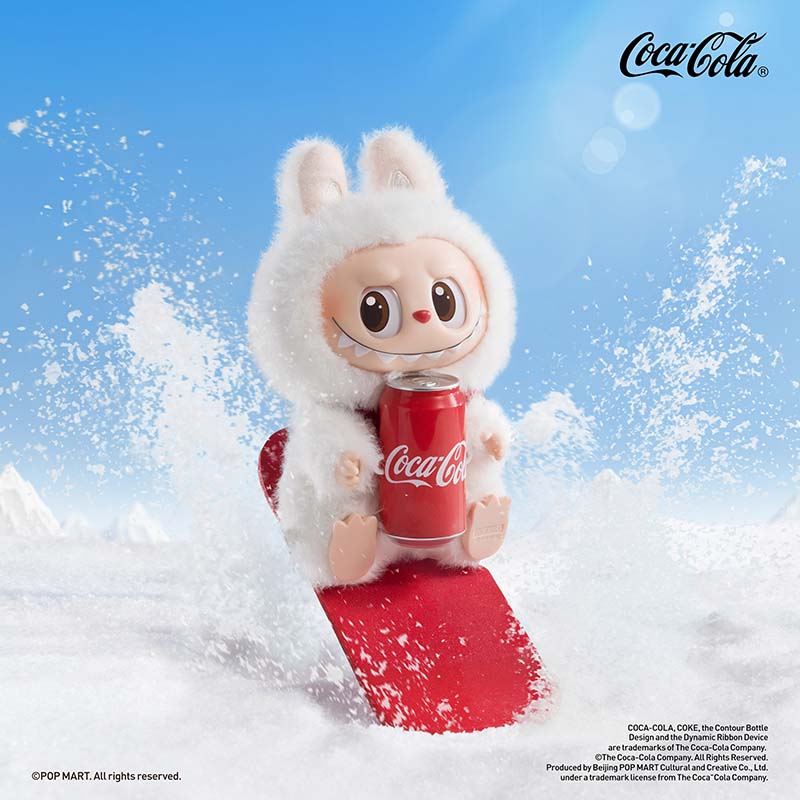 Labubu samlarfigur med mjuka plyschdetaljer och Coca-Cola-inspirerad design