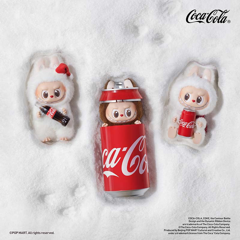 Labubu samlarfigur med mjuka plyschdetaljer och Coca-Cola-inspirerad design