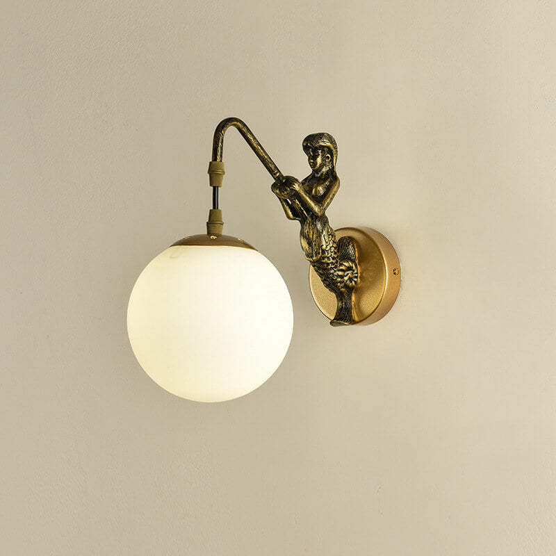 Dekorativ vägglampa med strukturerad glaskula och sjöjungfrufigur