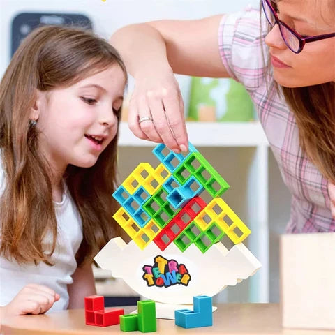 Balansspel med färgglada geometriska block på en vit vippande bas