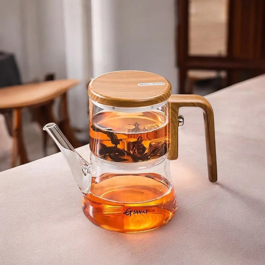 Genomskinlig glasstekanna med magnetisk bryggare och handtag med träeffekt