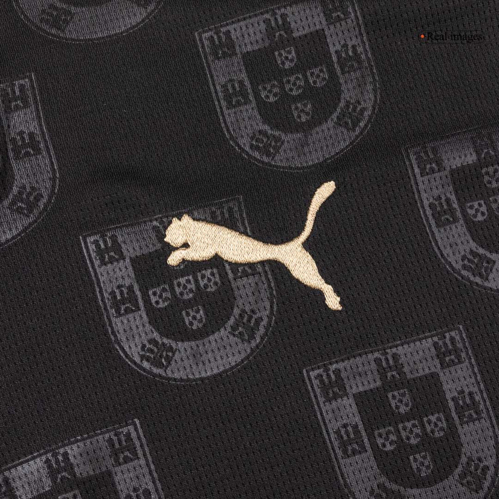 Svart Portugal-fotbollströja med pikékrage och återkommande emblem