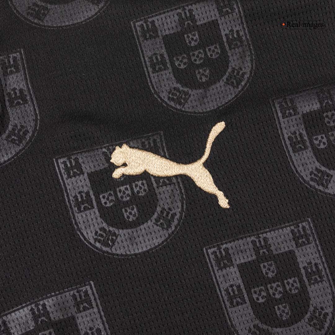 Svart Portugal-fotbollströja med pikékrage och återkommande emblem