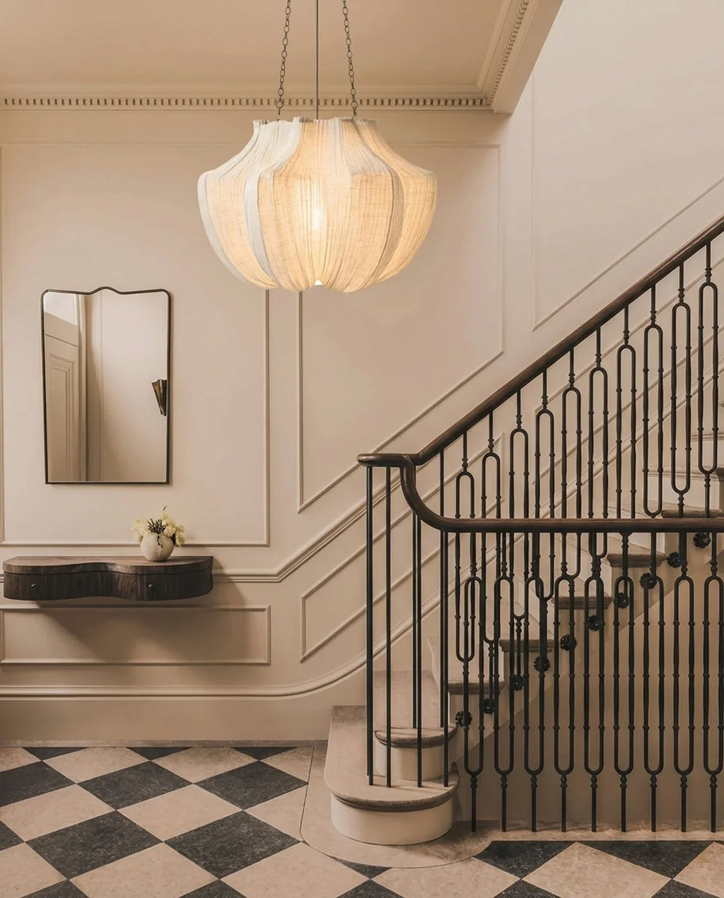 Beige taklampa med veckad rund skärm och kedjeupphängning