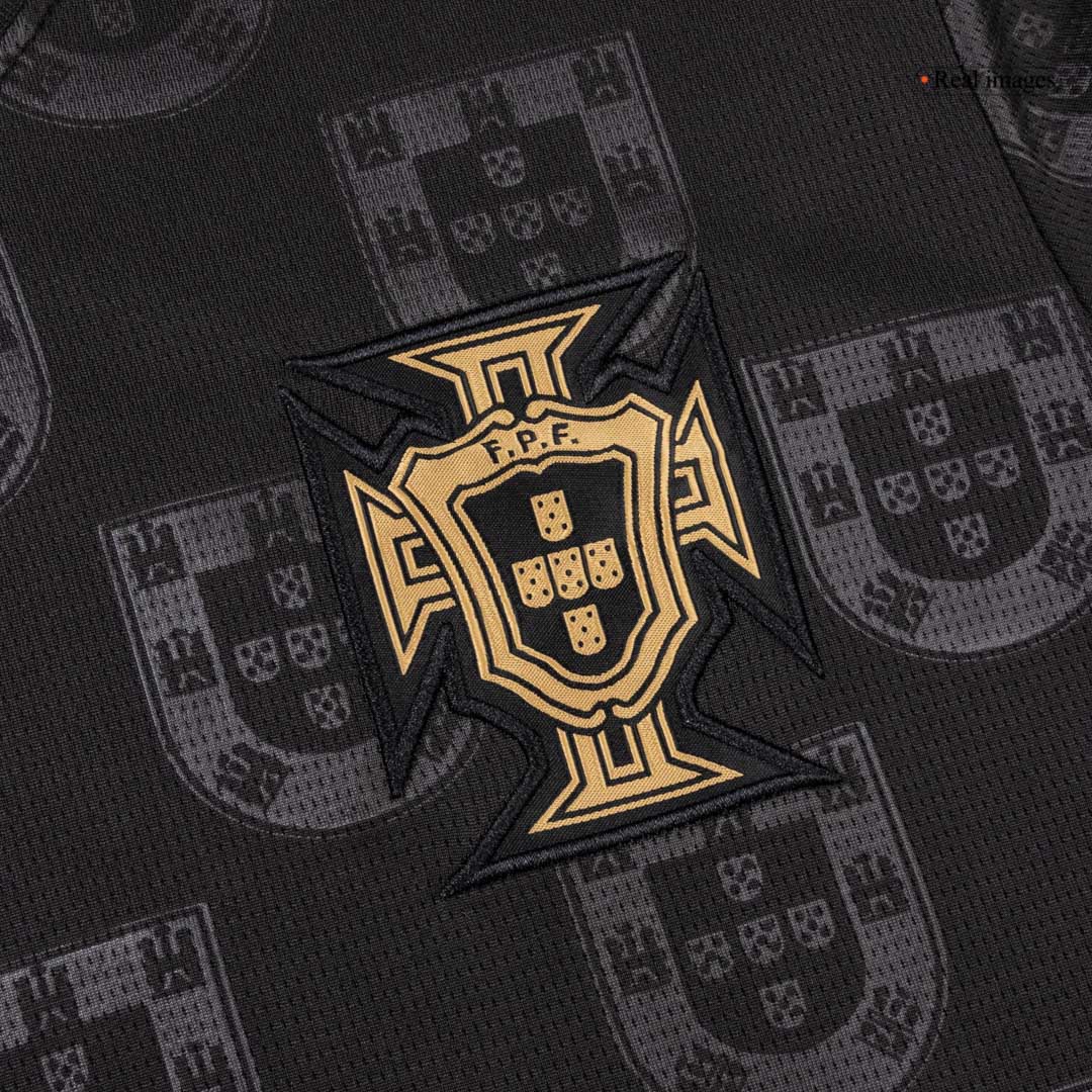 Svart Portugal-fotbollströja med pikékrage och återkommande emblem