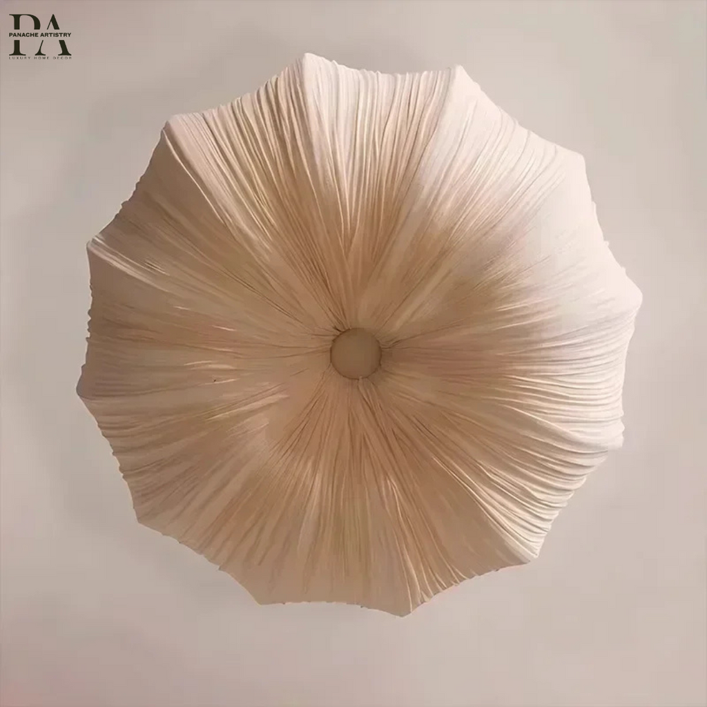 Beige takpendel med veckad skärm och mörk kedjeupphängning