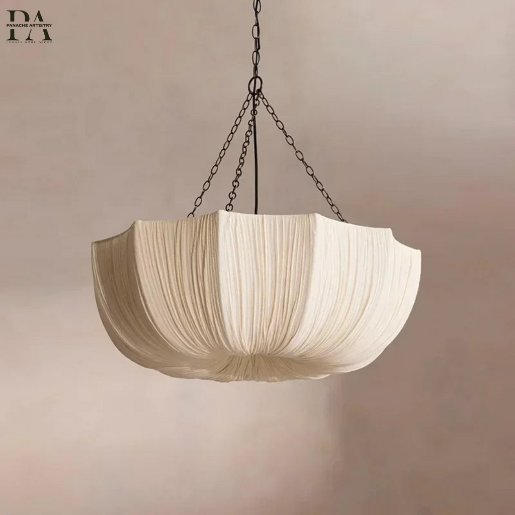 Beige takpendel med veckad skärm och mörk kedjeupphängning