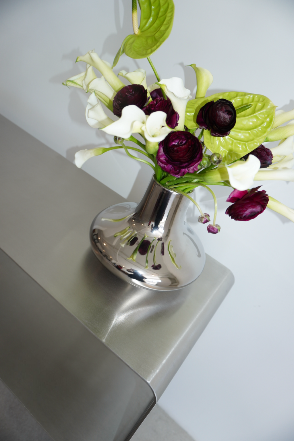 Rund vas med blank silverfärgad finish för blommor