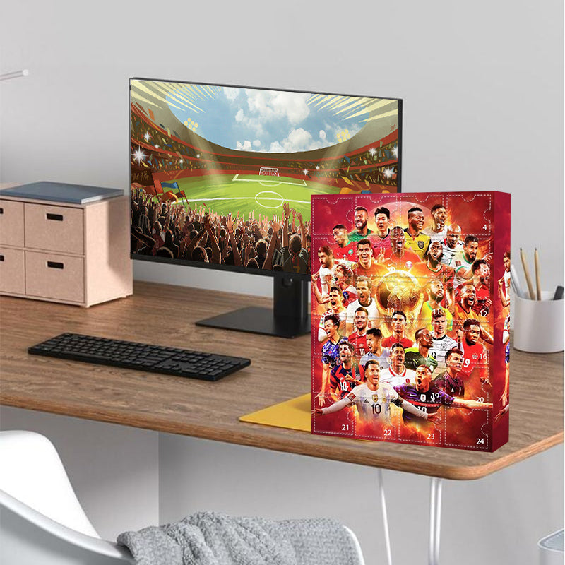 Röd fotbollsadventskalender med 24 numrerade luckor och fotbollsmotiv