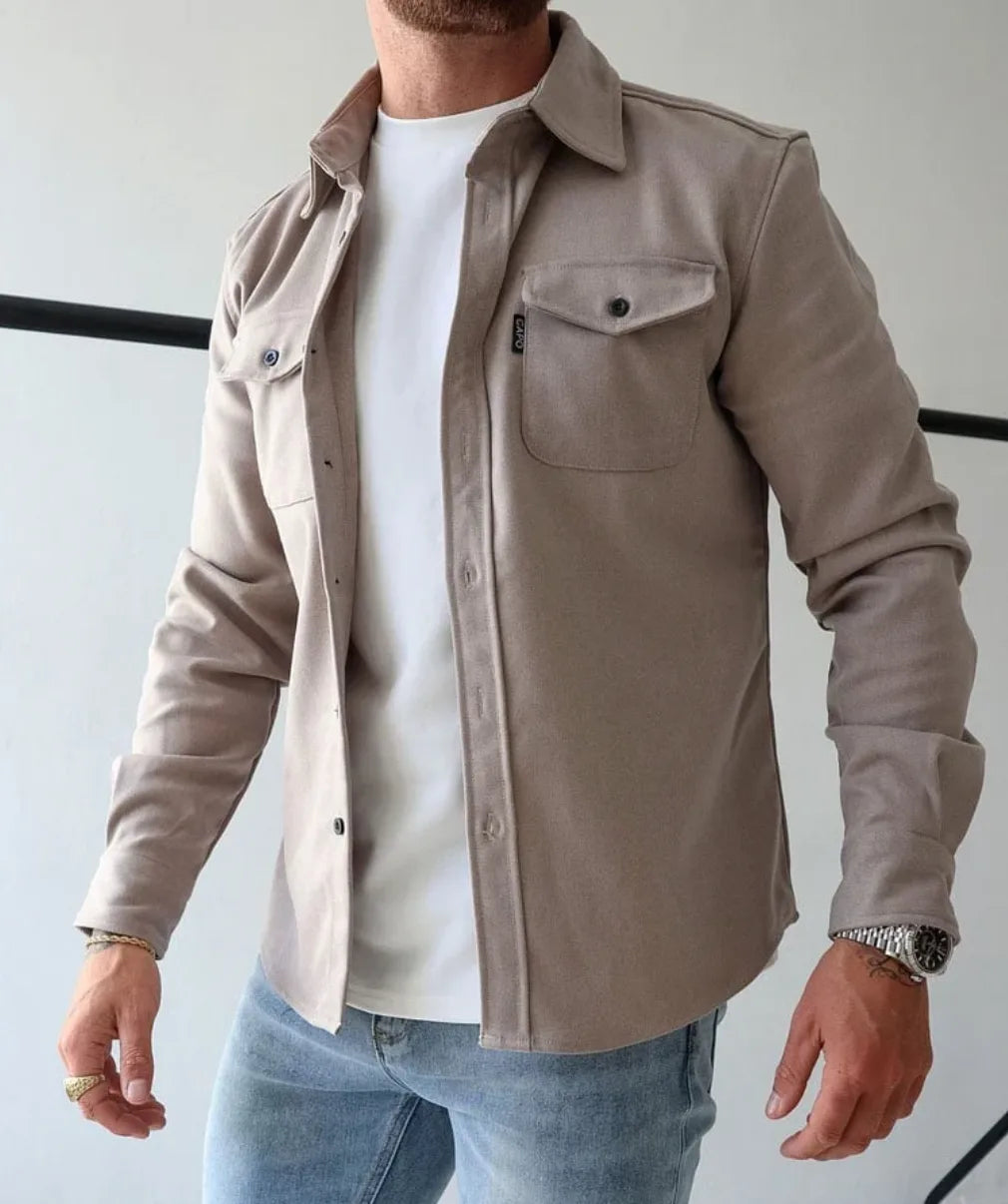 Långärmad overshirt med krage och två knappförsedda bröstfickor