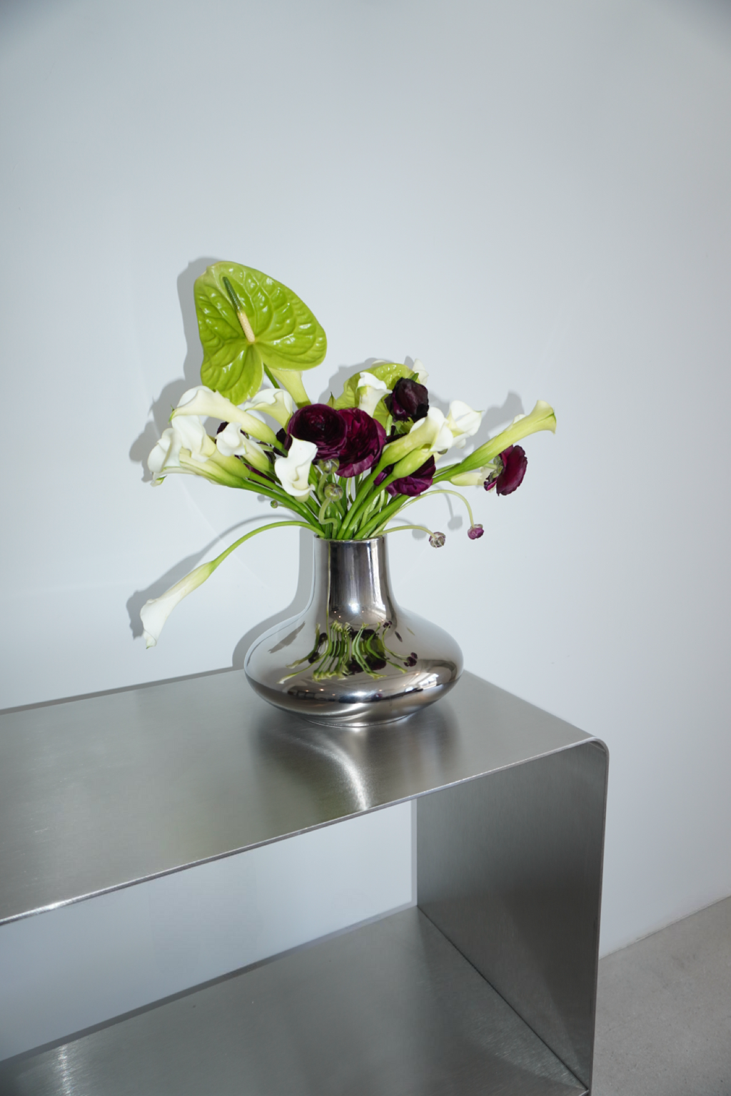Rund vas med blank silverfärgad finish för blommor