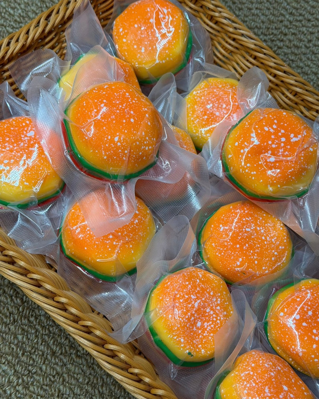 Orange hamburgerformad mjuk klämboll med gröna och röda detaljer