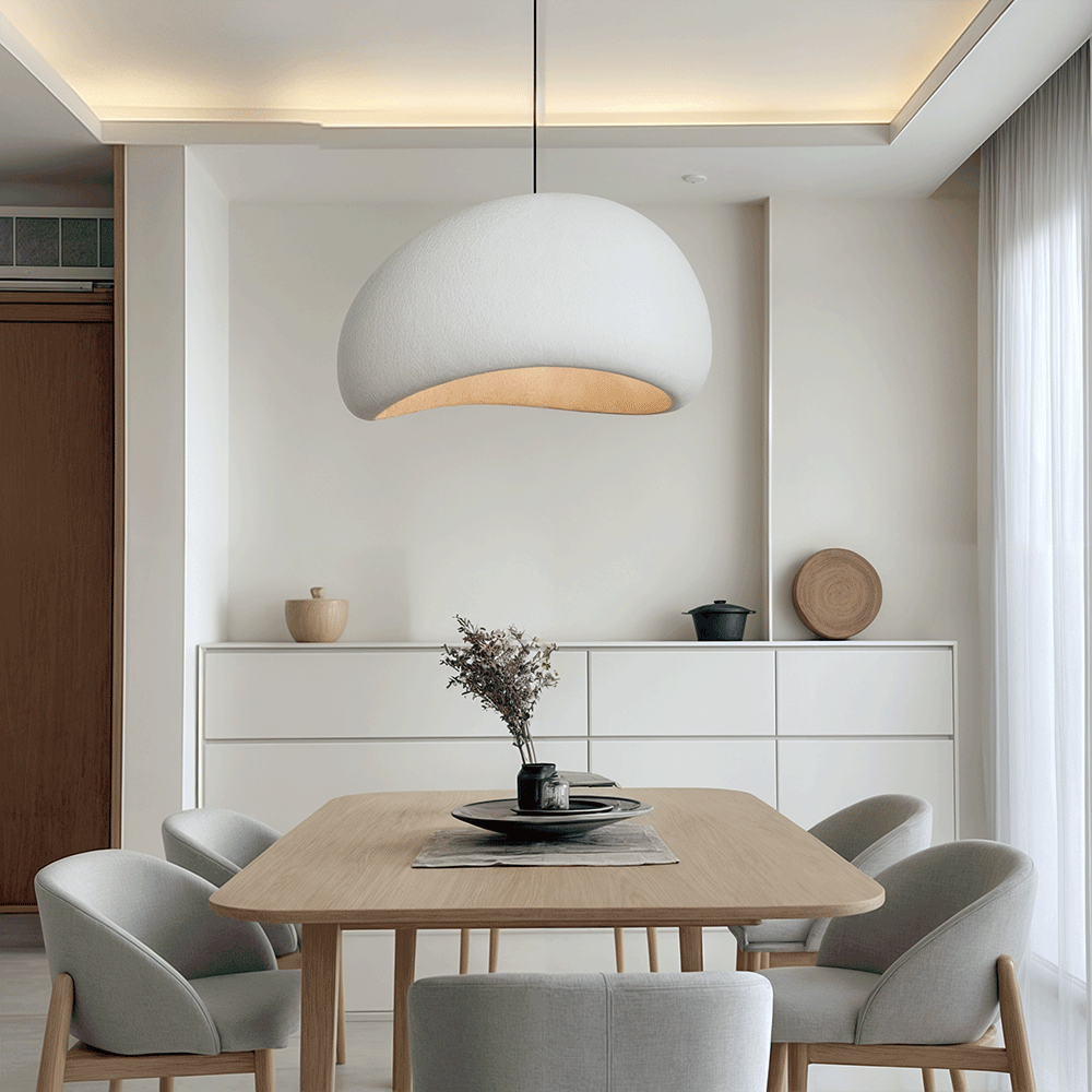 Takpendel med välvd skärm och synlig glödlampa över ett matbord