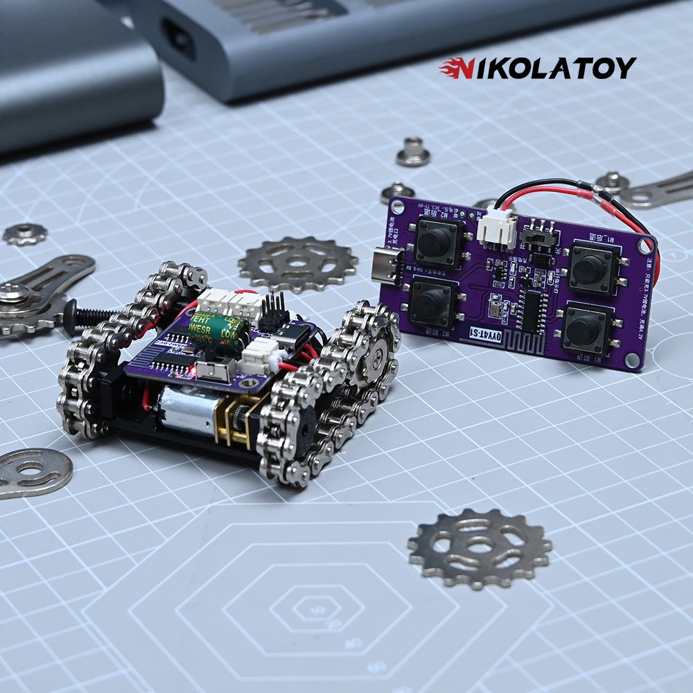 Kompakt programmerbar robotbandvagn med silverfärgade larvband och synligt elektronikstyrkort