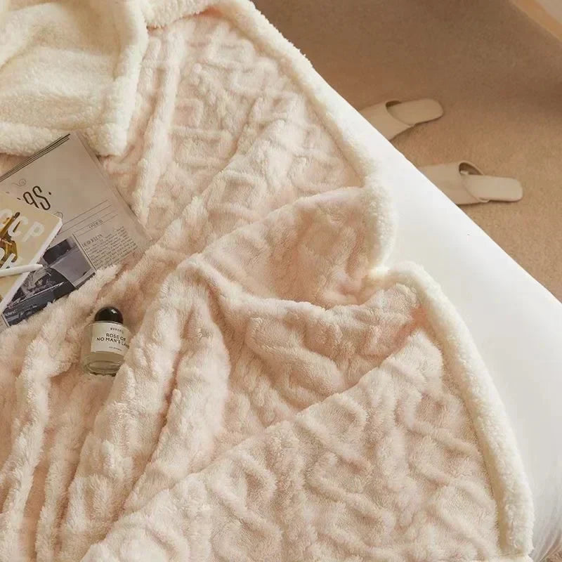 Mjuk sherpafilt med reliefstruktur och fluffig kant på en säng
