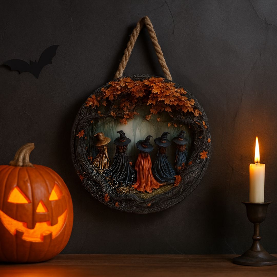 Rund hängande halloween-dekoration med fem häxor, höstlöv och rep