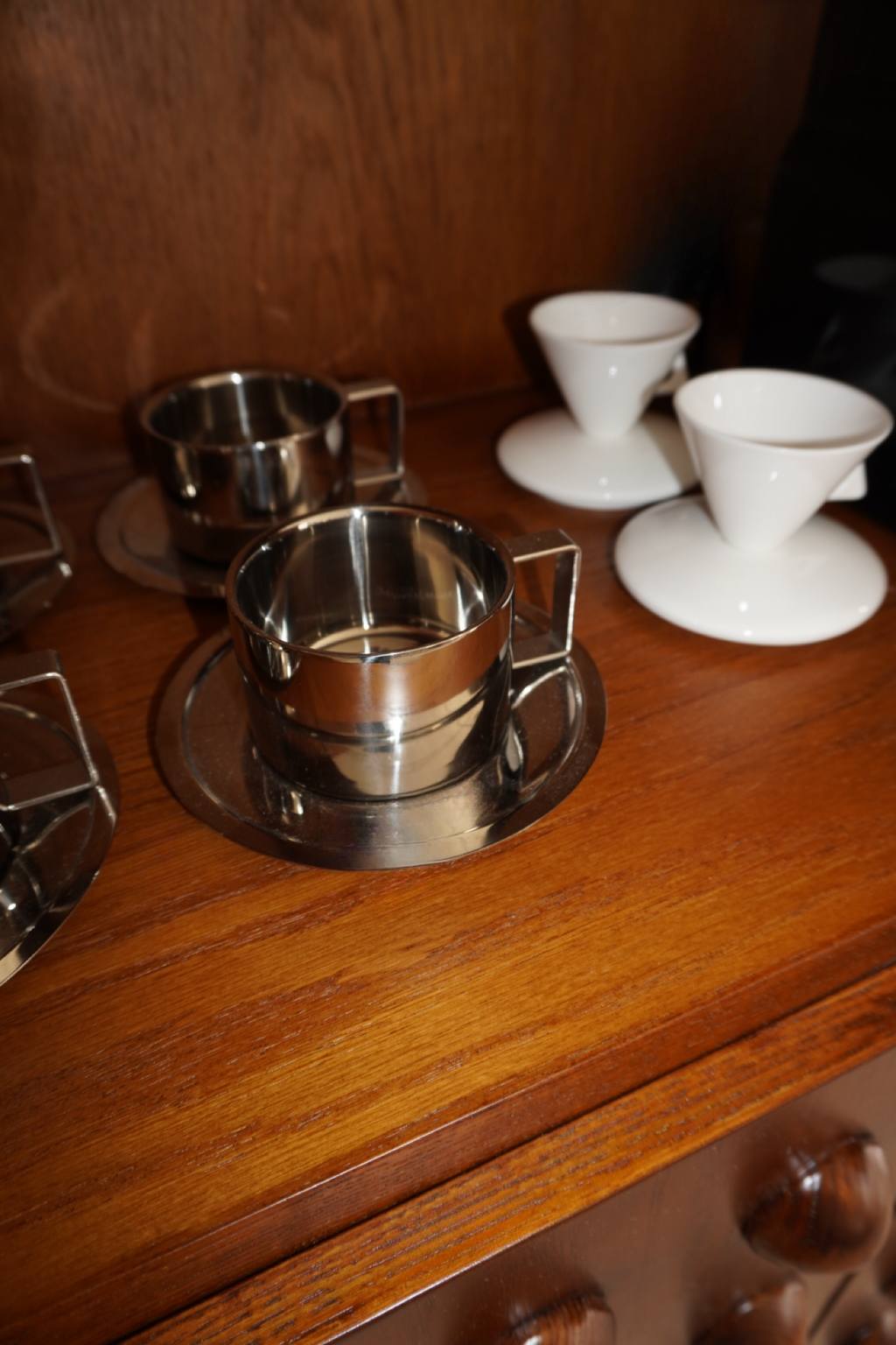 Kopp med fyrkantigt handtag och matchande fat i blank silverfinish