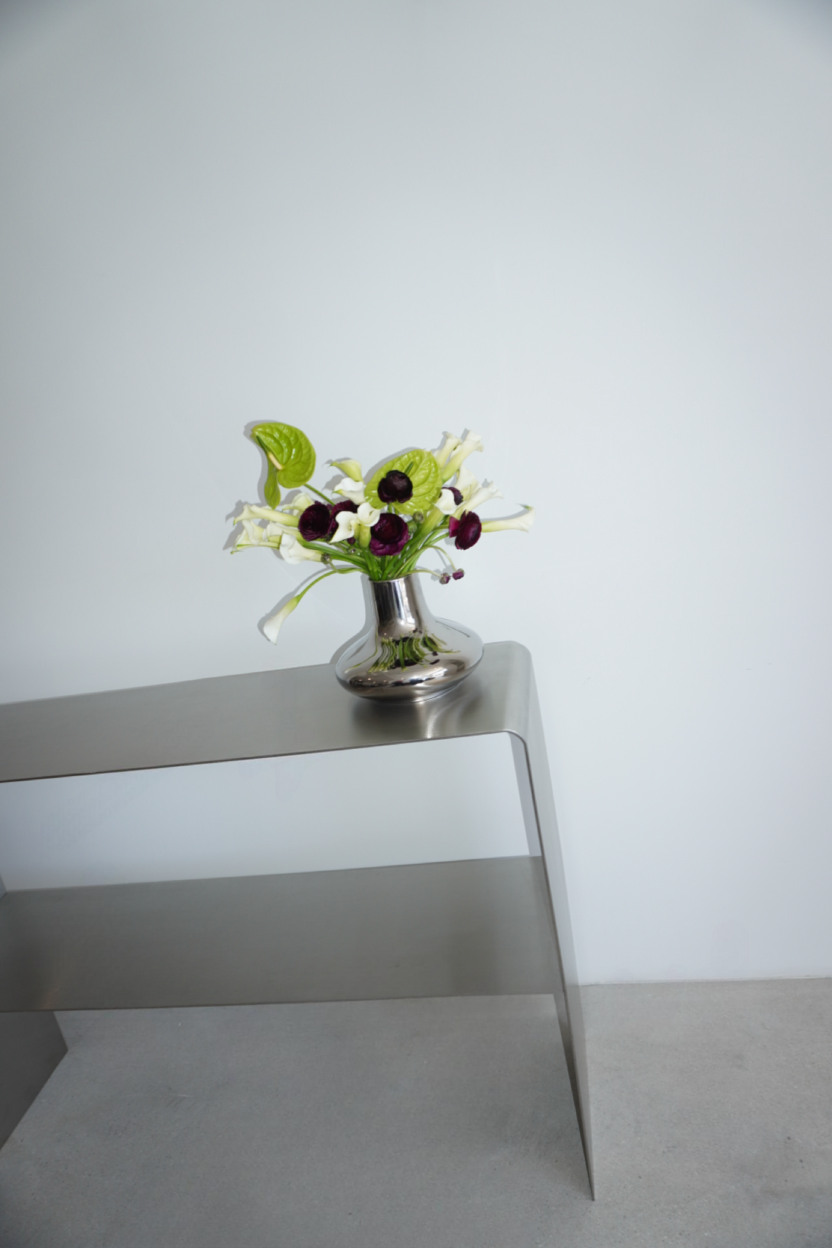 Rund vas med blank silverfärgad finish för blommor
