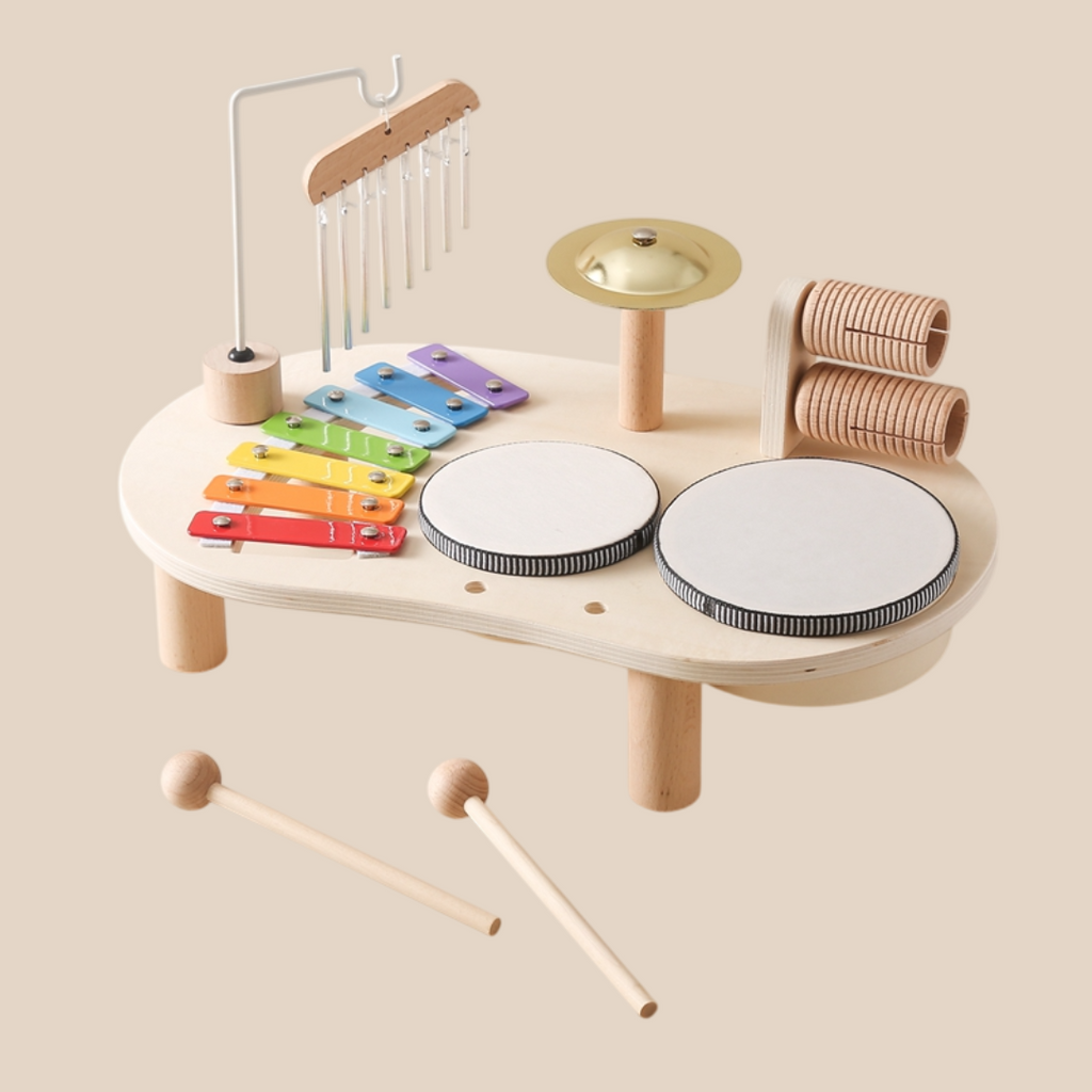 Musikbord för barn i ljus trälook med trummor, xylofon och cymbal