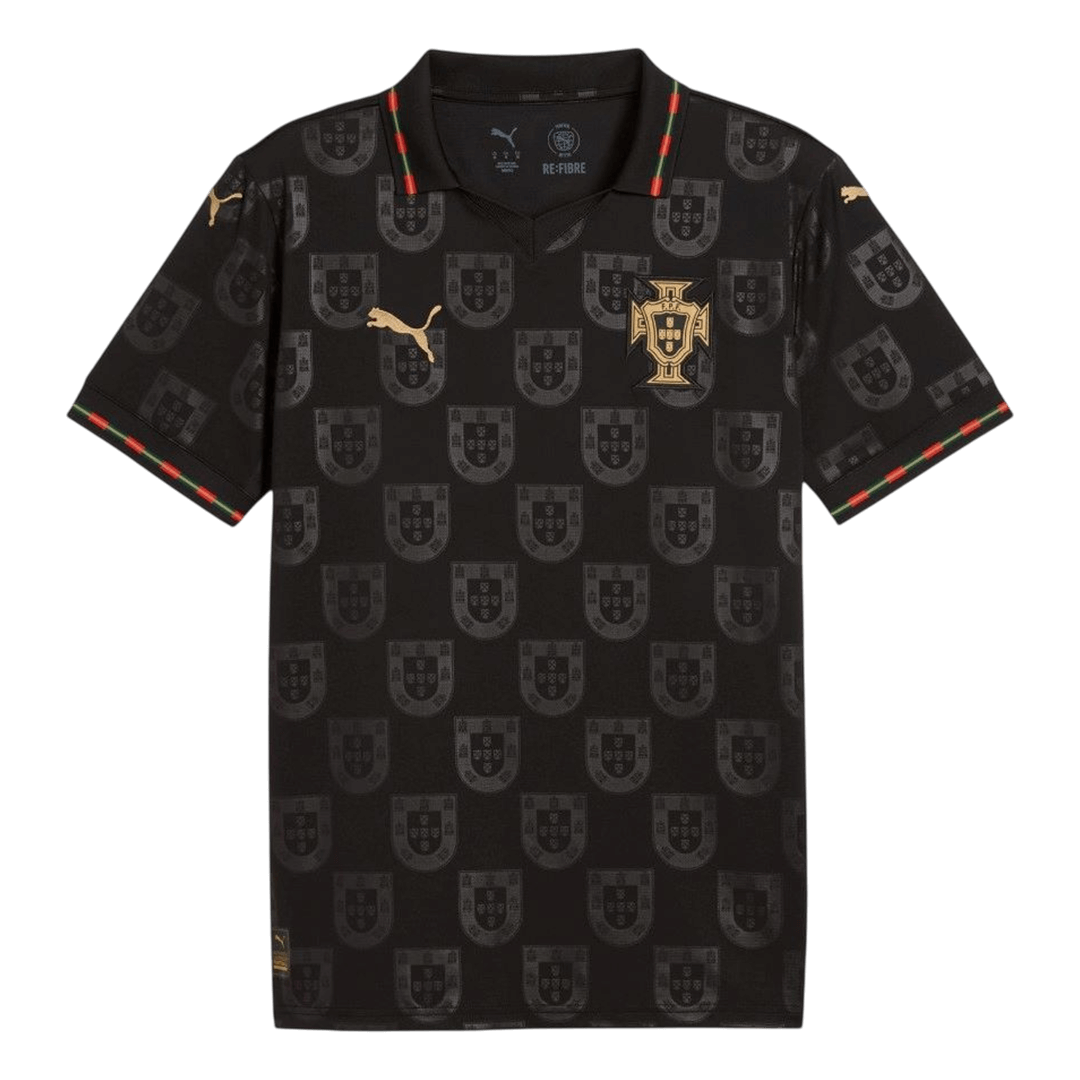 Svart Portugal-fotbollströja med pikékrage och återkommande emblem
