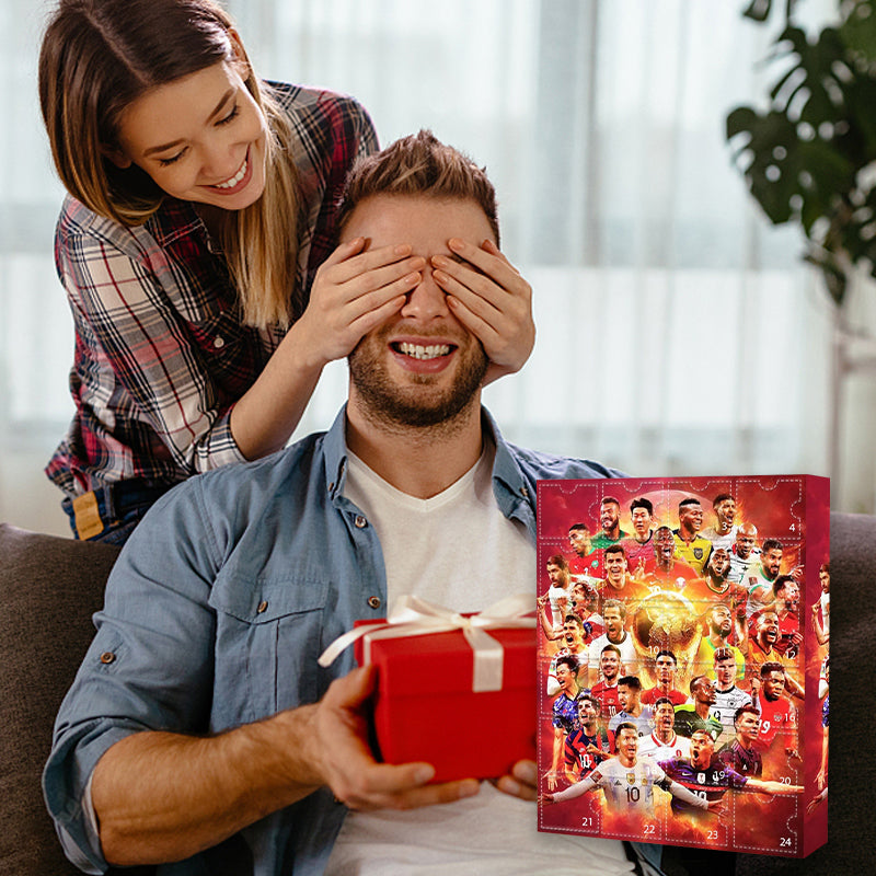 Röd fotbollsadventskalender med 24 numrerade luckor och fotbollsmotiv