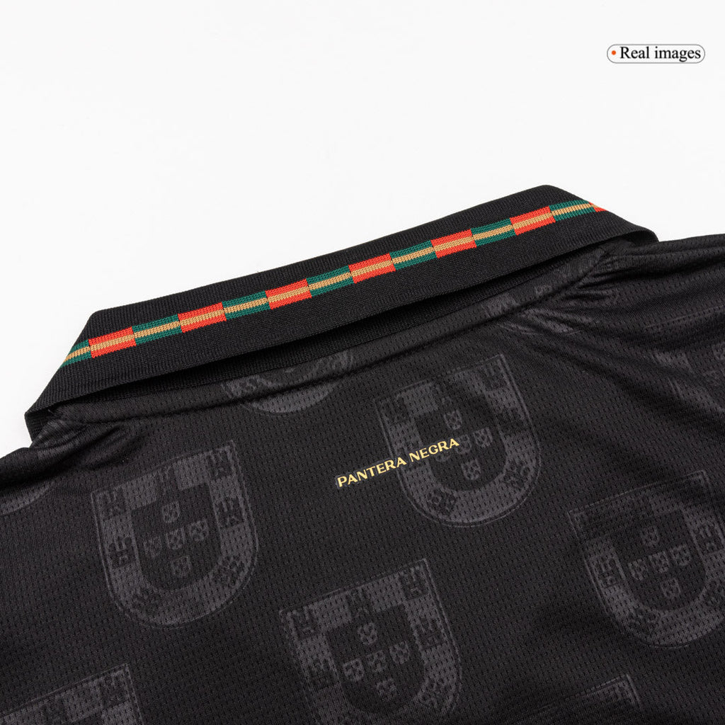 Svart Portugal-fotbollströja med pikékrage och återkommande emblem