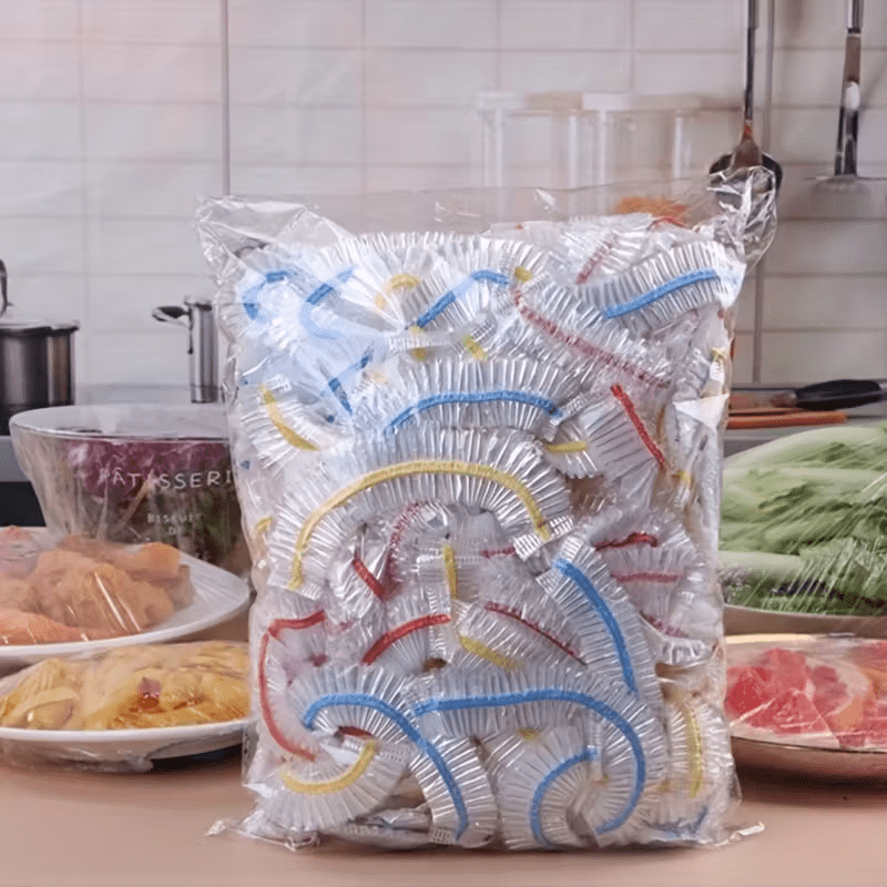 Förpackning med elastiska genomskinliga engångslock för skålar och tallrikar