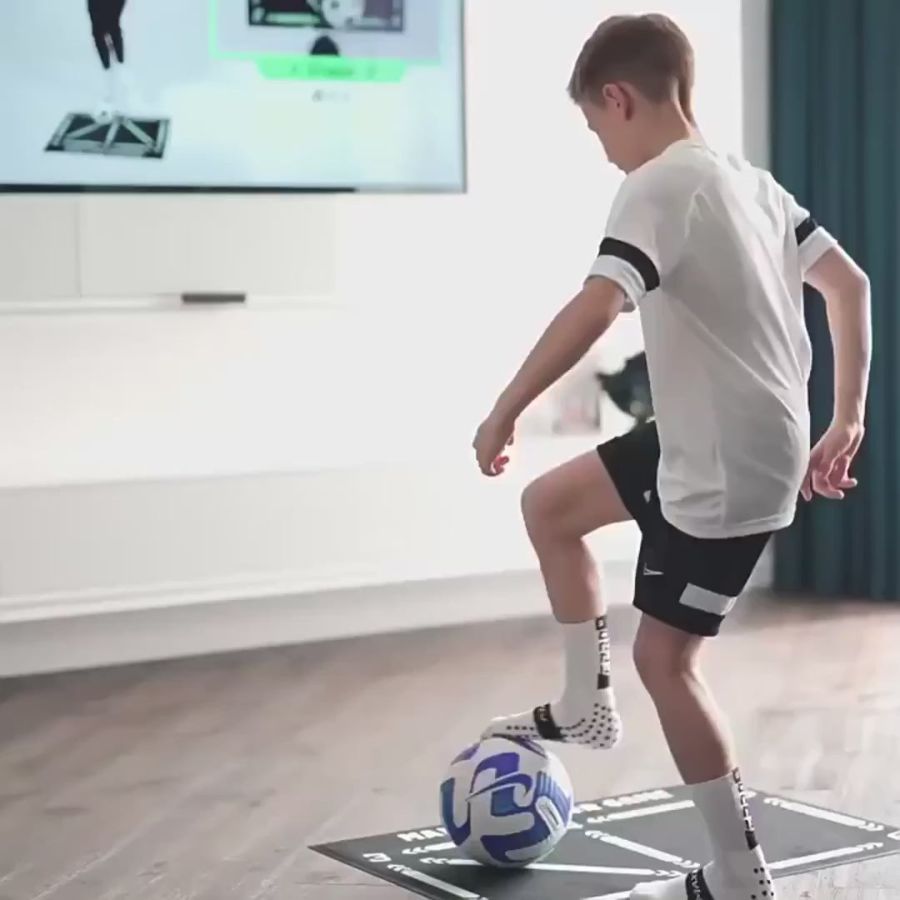 Svart fotbollsträningsmatta med turkosa pilar och numrerade positioner