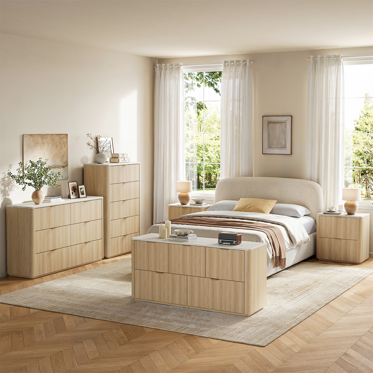 Två beige sängbord med två lådor och toppskiva i travertinlook