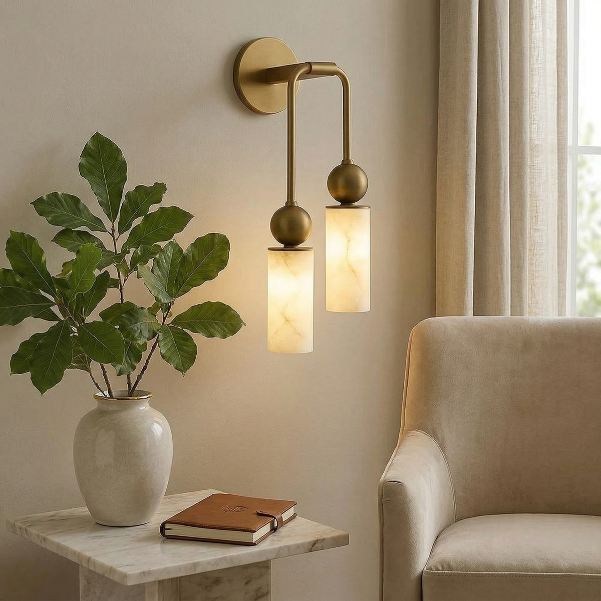 Vägglampa med två alabasterfärgade skärmar och mässingsfinish