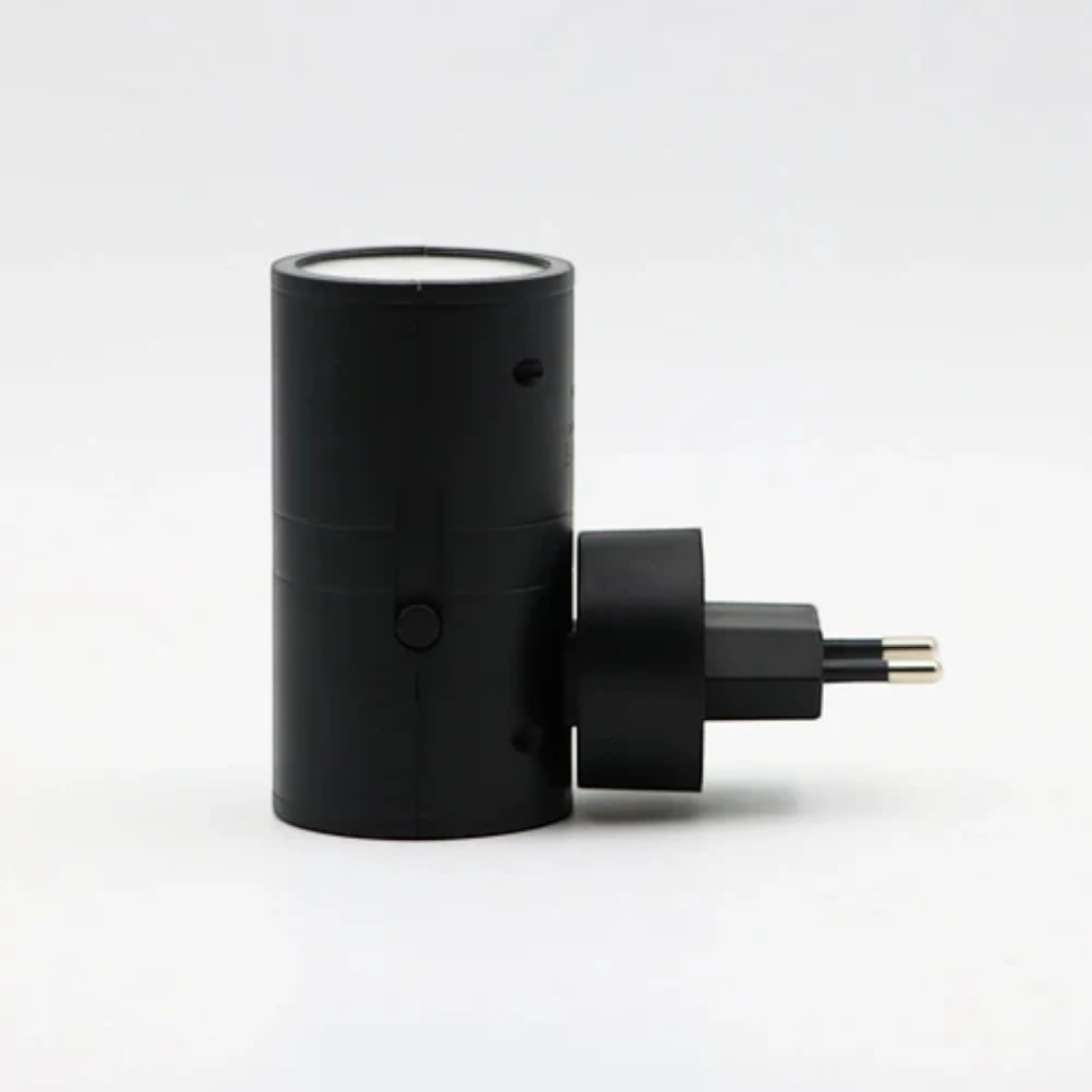 Cylindrisk LED-vägglampa med integrerad kontakt och dag- och nattsensor